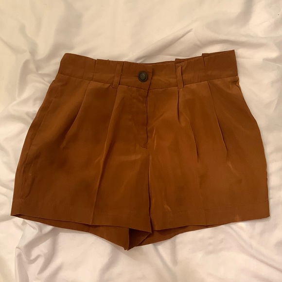 High-waisted caramel shorts - Picture 1 of 3